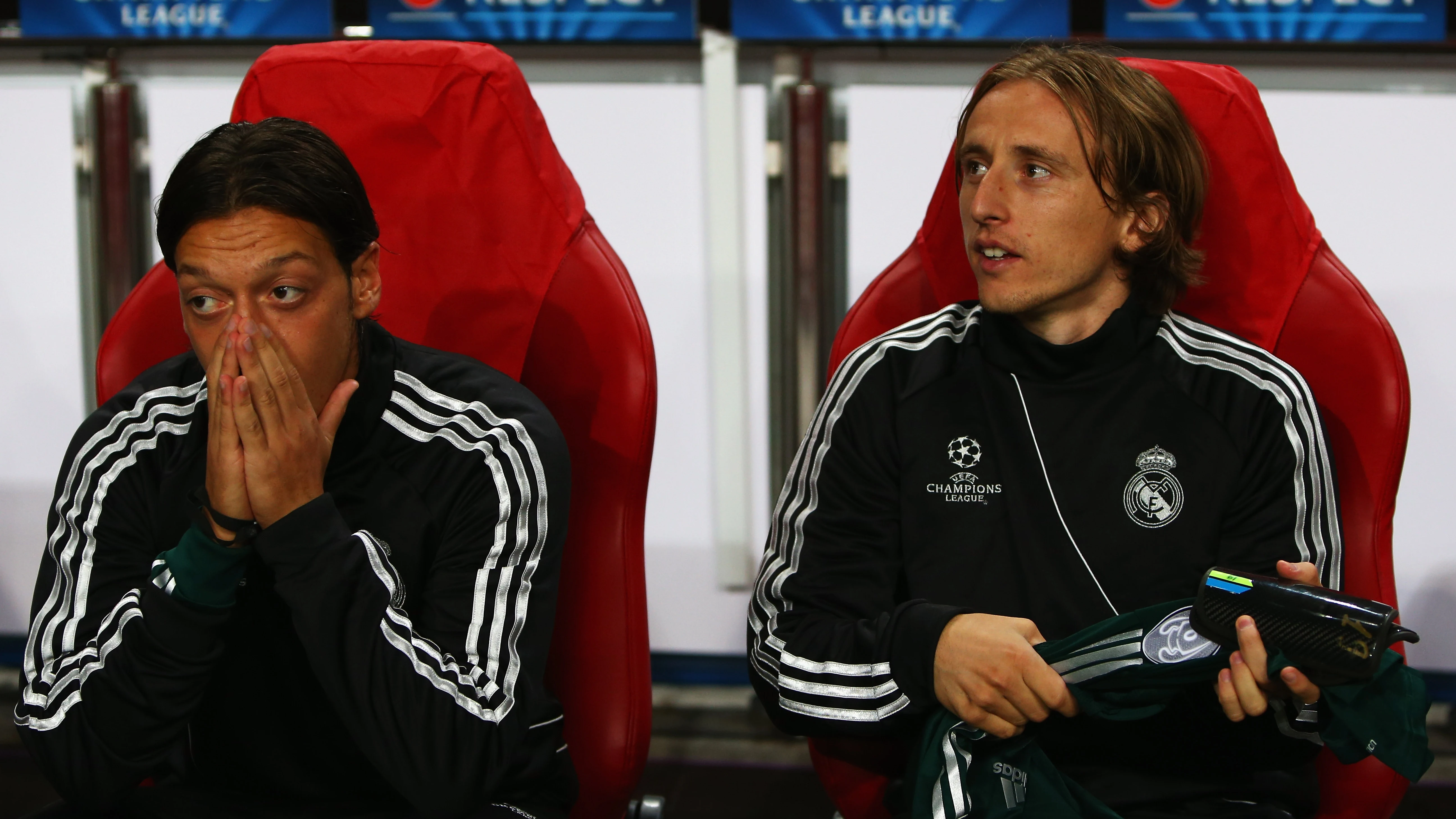 Özil, en su época en el Real Madrid junto a Modric