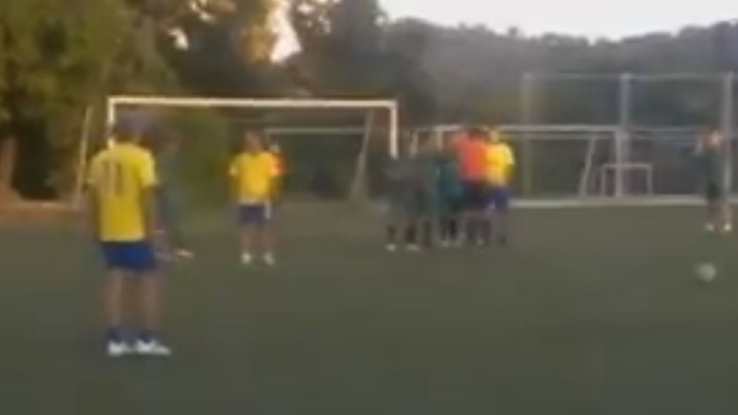 'M&aacute;gico' Gonz&aacute;lez, antes de marcar un golazo de falta
