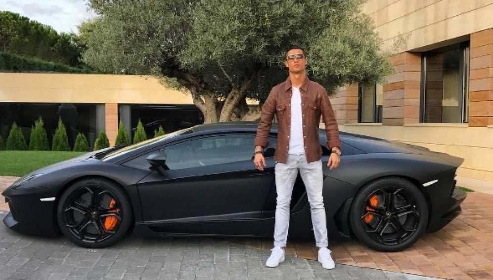 Cristiano Ronaldo posando junto a su Lamborghini