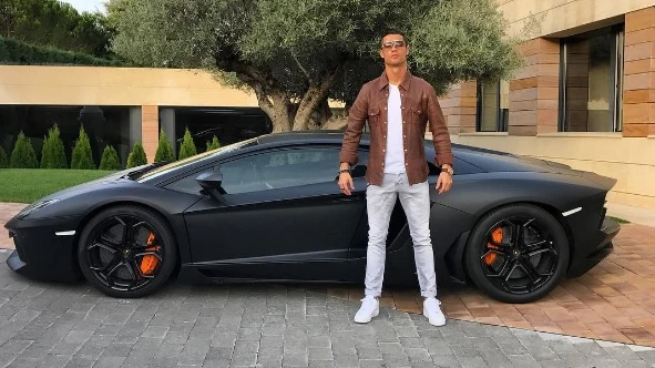 Cristiano Ronaldo posando junto a su Lamborghini Cristiano Ronaldo posando junto a su Lamborghini