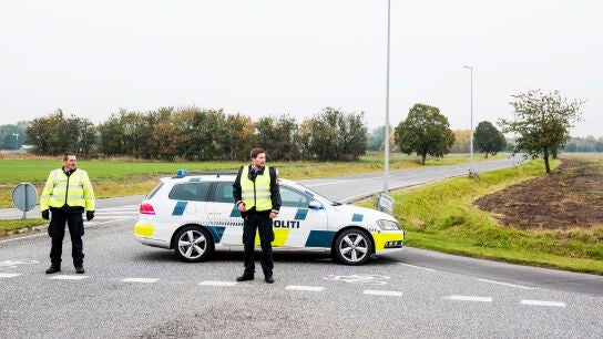 Agentes de polic&iacute;a bloquean una carretera de acceso al aeropuerto de Roskilde, Dinamarca