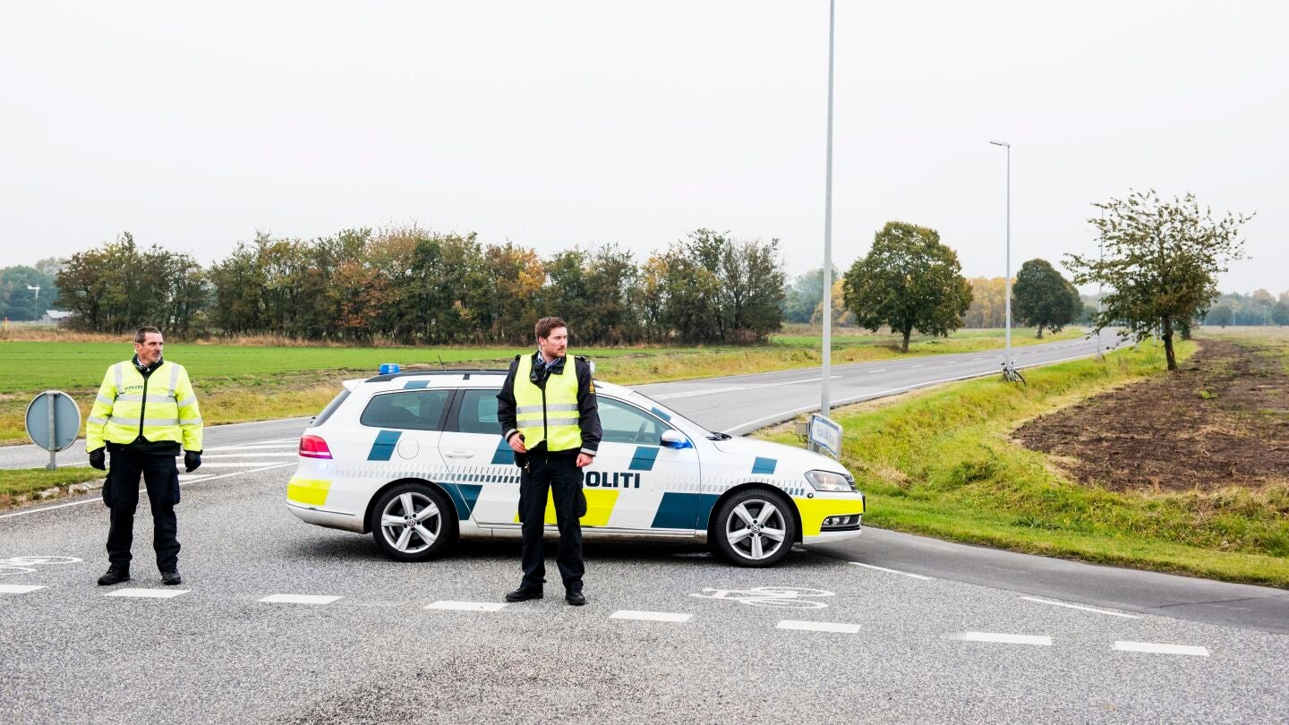 Agentes de polic&iacute;a bloquean una carretera de acceso al aeropuerto de Roskilde, Dinamarca