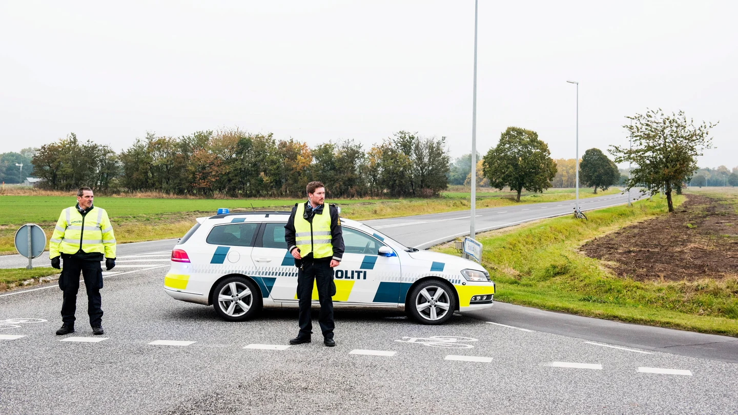 Agentes de policía bloquean una carretera de acceso al aeropuerto de Roskilde, Dinamarca Agentes de policía bloquean una carretera de acceso al aeropuerto de Roskilde, Dinamarca