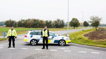 Agentes de policía bloquean una carretera de acceso al aeropuerto de Roskilde, Dinamarca