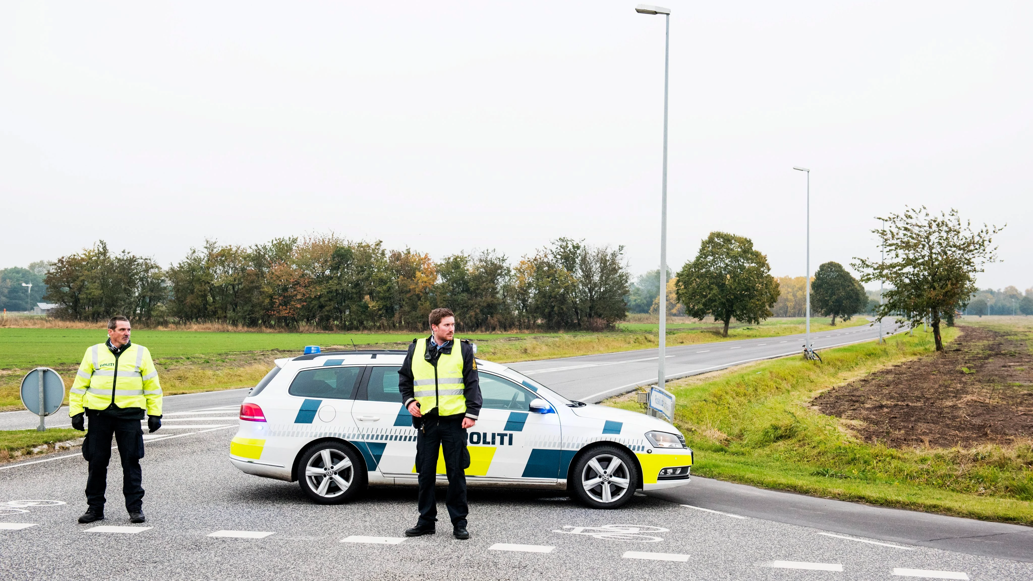 Agentes de policía bloquean una carretera de acceso al aeropuerto de Roskilde, Dinamarca