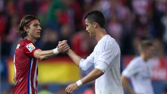 Cristiano Ronaldo y Filipe Luis se dan la mano tras un duelo en el Calderón Cristiano Ronaldo y Filipe Luis se dan la mano tras un duelo en el Calderón