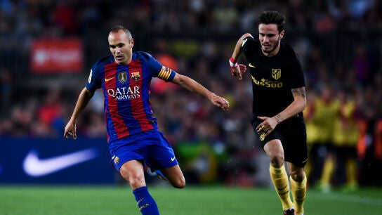 Iniesta conduce un bal&oacute;n ante la presi&oacute;n de Sa&uacute;l