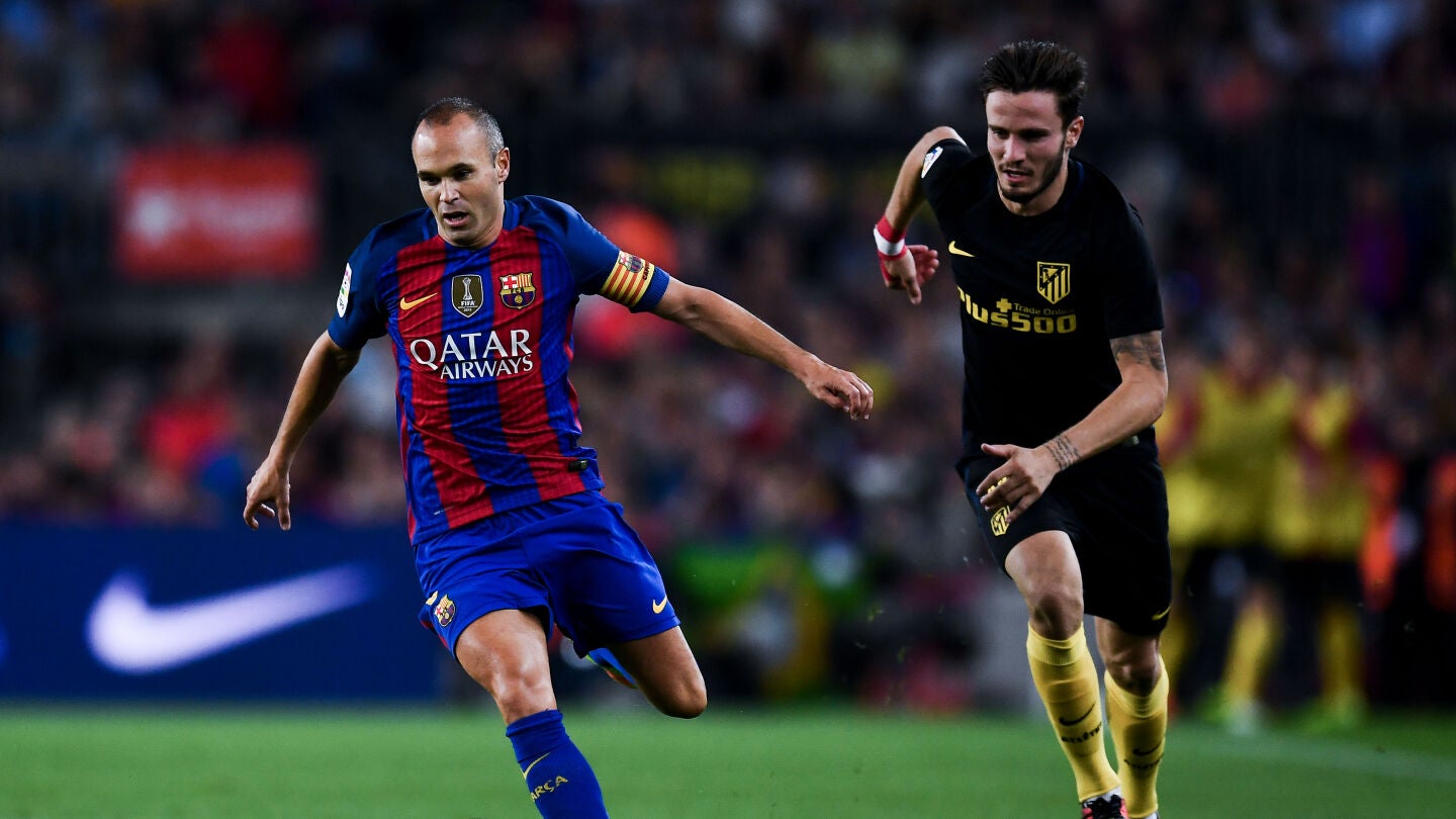 Iniesta conduce un bal&oacute;n ante la presi&oacute;n de Sa&uacute;l