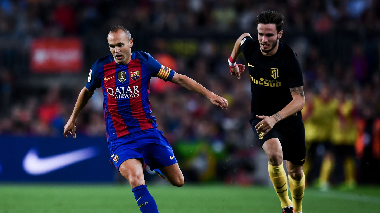 Iniesta conduce un balón ante la presión de Saúl Iniesta conduce un balón ante la presión de Saúl