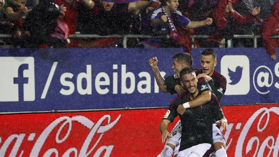 Los jugadores del Osasuna celebran el gol de Roberto Torres ante el Eibar Los jugadores del Osasuna celebran el gol de Roberto Torres ante el Eibar