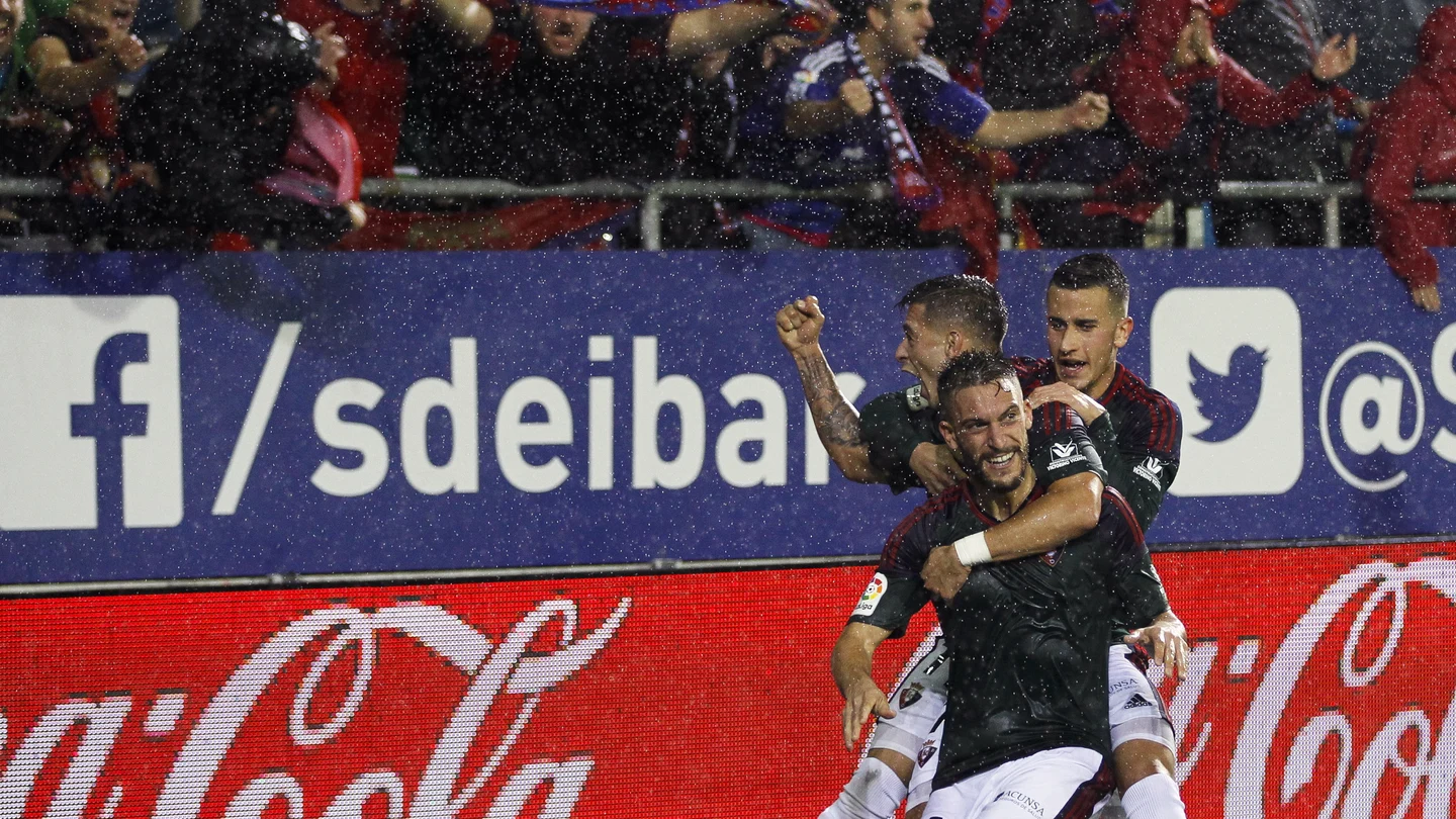 Los jugadores del Osasuna celebran el gol de Roberto Torres ante el Eibar Los jugadores del Osasuna celebran el gol de Roberto Torres ante el Eibar