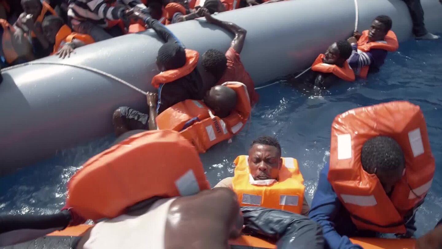 Refugiados siendo rescatados por el Astral
