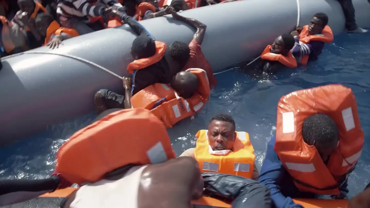 Refugiados siendo rescatados por el Astral Refugiados siendo rescatados por el Astral