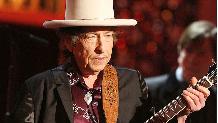 Bob Dylan tocando la guitarra en su show de Las Vegas