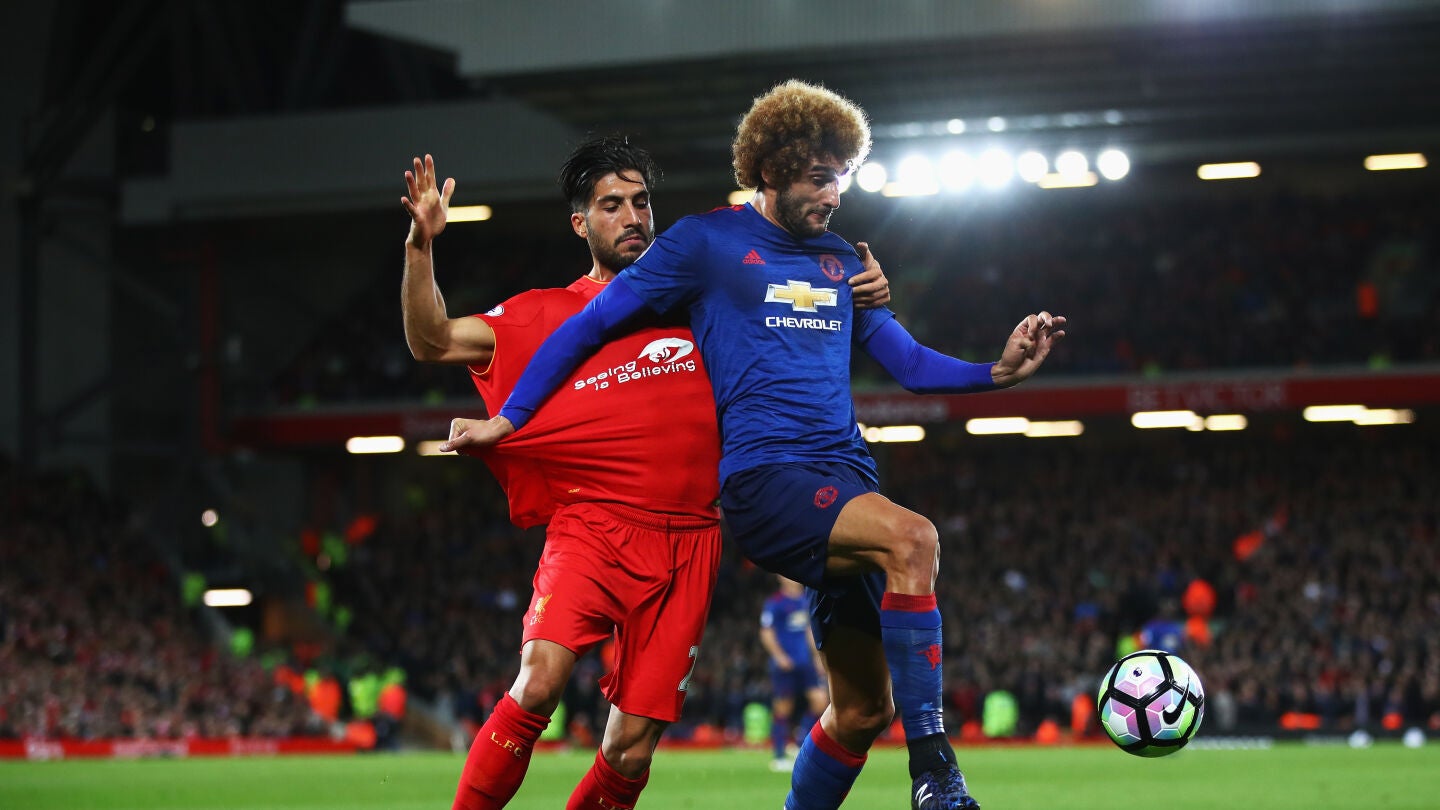 Fellaini y Emre Can disputan el bal&oacute;n