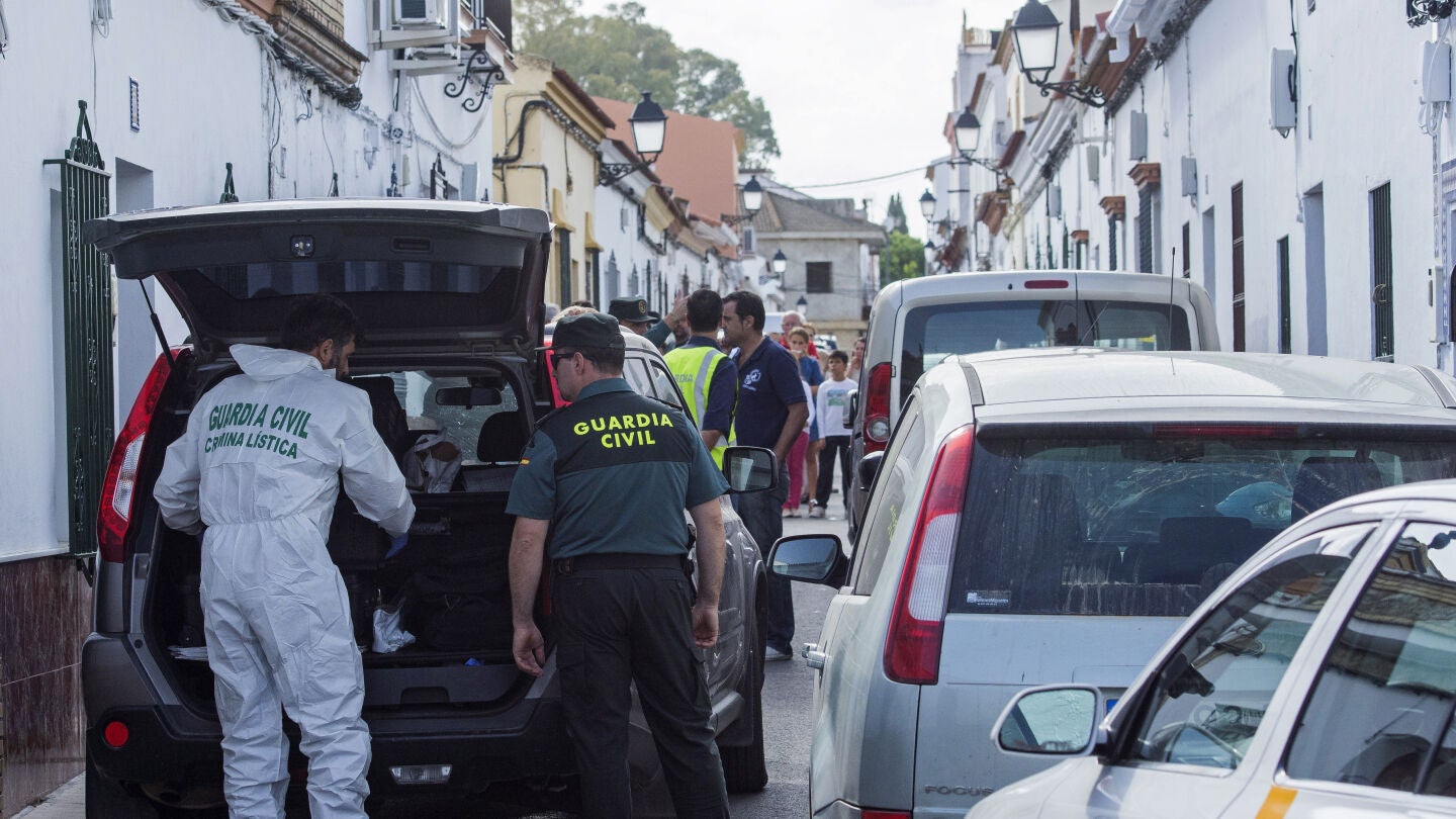 Puerta del domicilio donde un hombre ha sido detenido por apu&ntilde;alar mortalmente a una mujer, en Sevilla