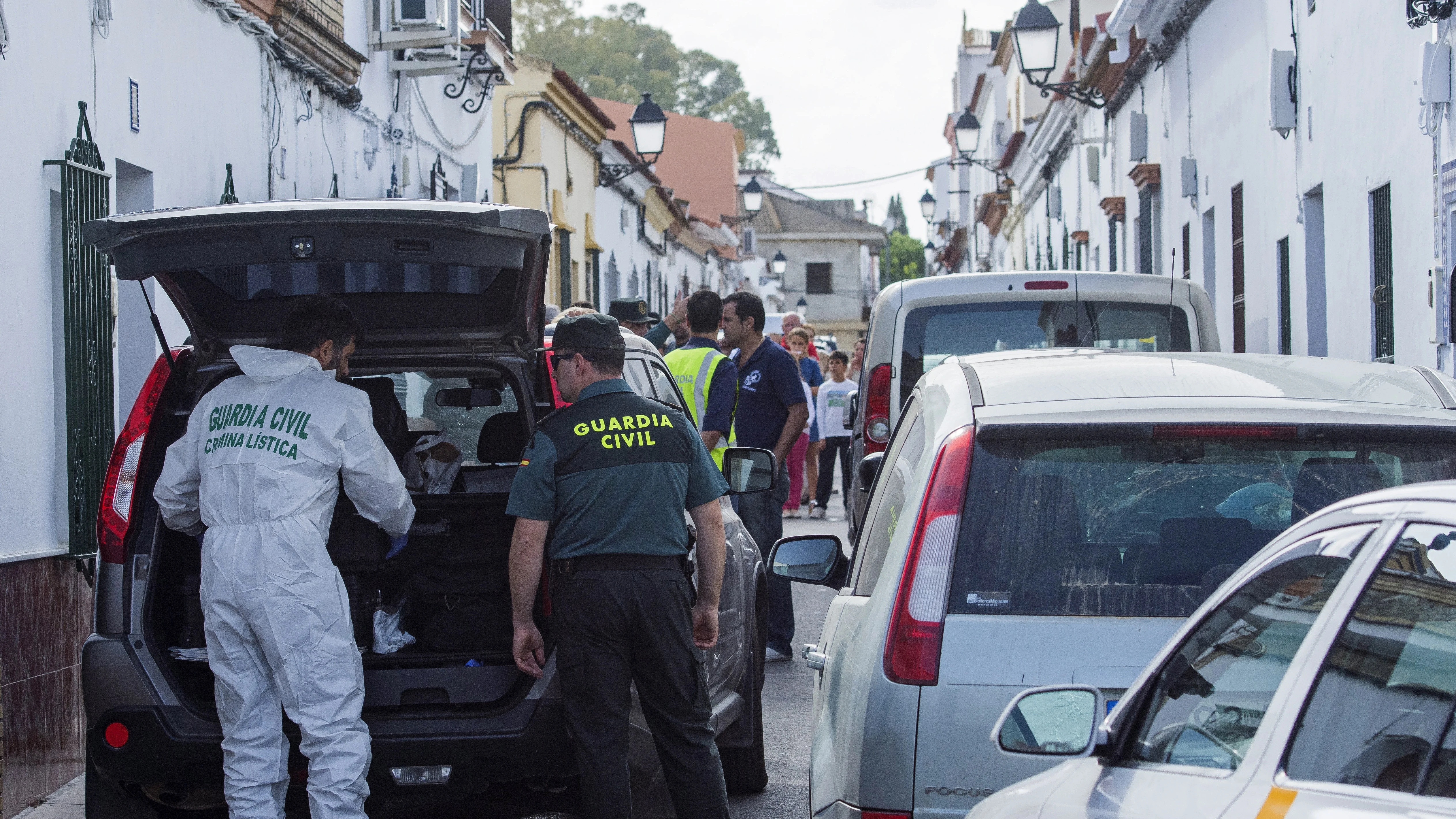 Puerta del domicilio donde un hombre ha sido detenido por apuñalar mortalmente a una mujer, en Sevilla