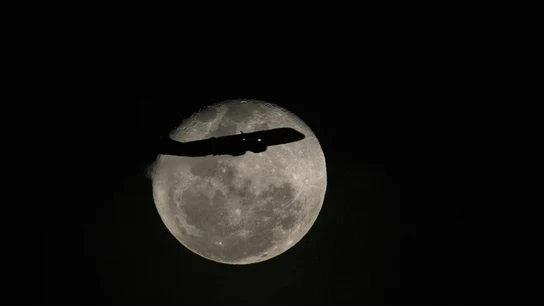 Luna llena en Río de Janeiro (18-10-2016) Un avión pasa frente a la luna llena en Río de Janeiro, Brasil
