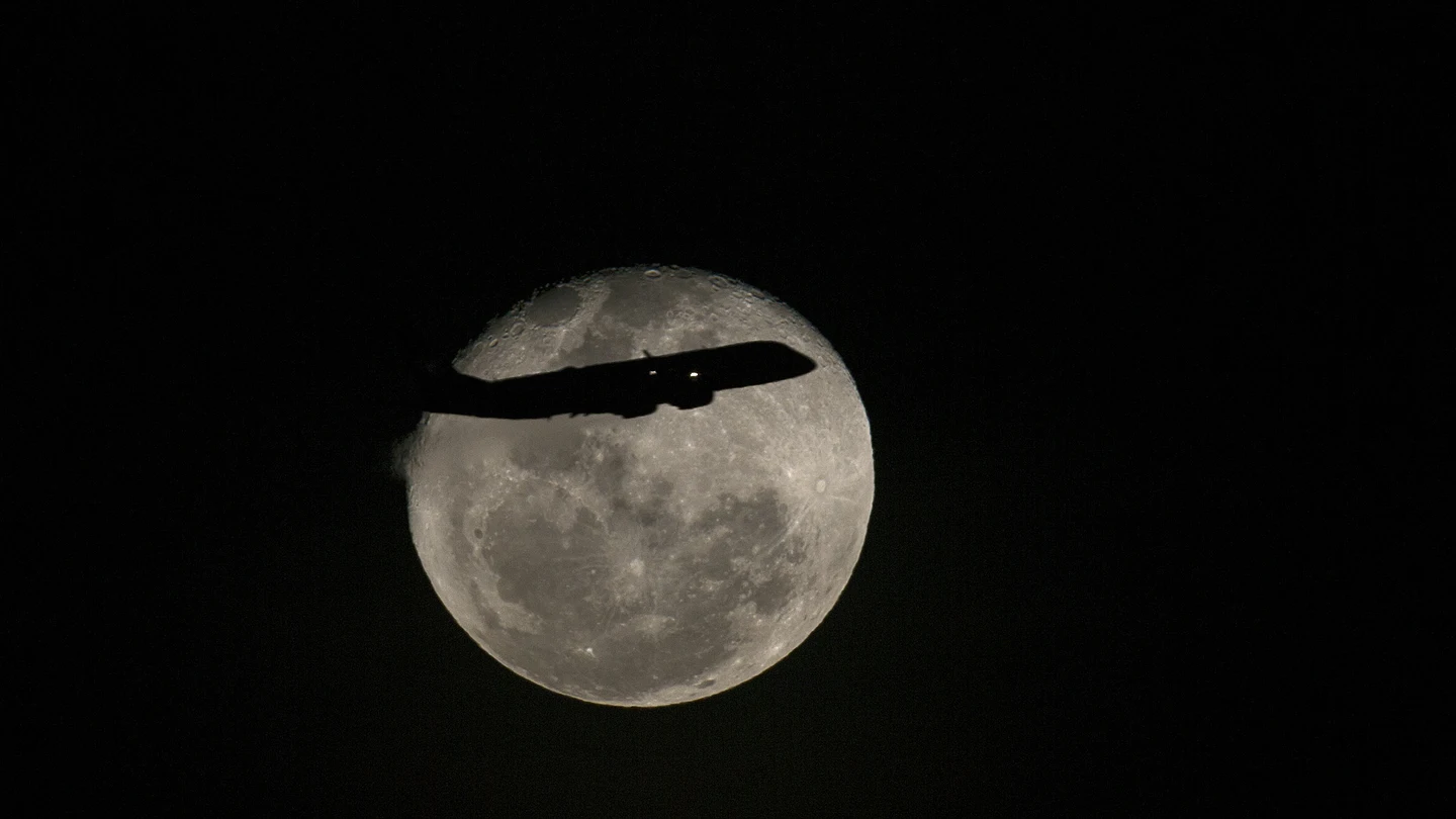 Luna llena en Río de Janeiro (18-10-2016) Un avión pasa frente a la luna llena en Río de Janeiro, Brasil