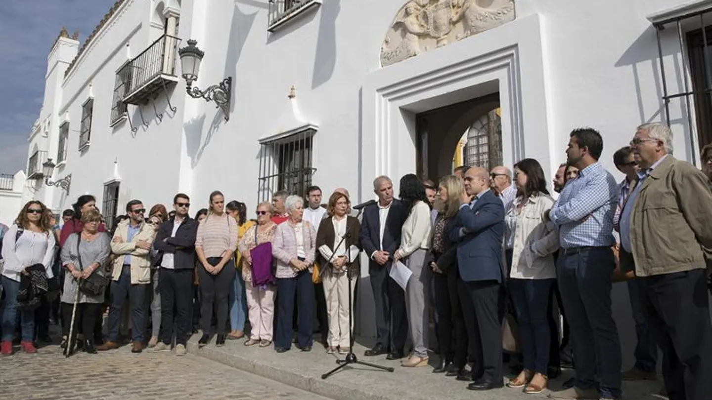 Concentración en Olivares por la víctima de violencia machista Concentración en Olivares por la víctima de violencia machista