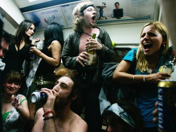 Jóvenes beben alcohol en un vagón de metro