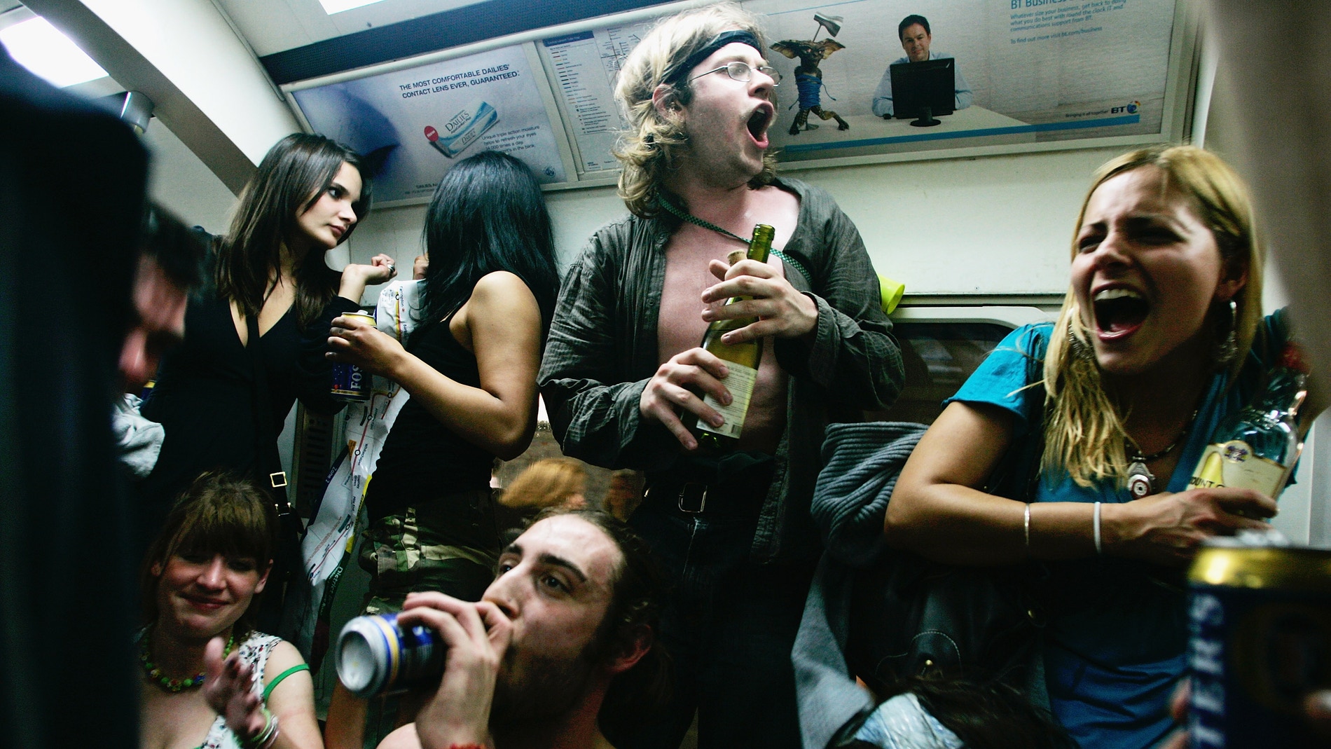 Jóvenes beben alcohol en un vagón de metro