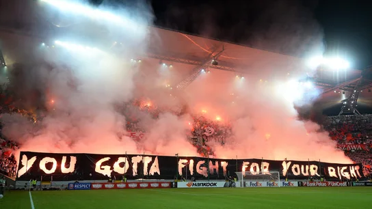 Aficionados del Legia encienden bengalas en su estadio en Varsovia Aficionados del Legia encienden bengalas en su estadio en Varsovia