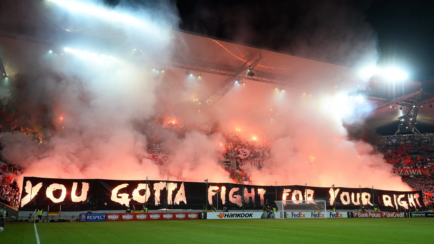 Aficionados del Legia encienden bengalas en su estadio en Varsovia Aficionados del Legia encienden bengalas en su estadio en Varsovia