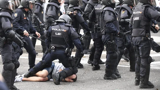 Altercados entre la Policía y ultras del Legia Altercados entre la Policía y ultras del Legia