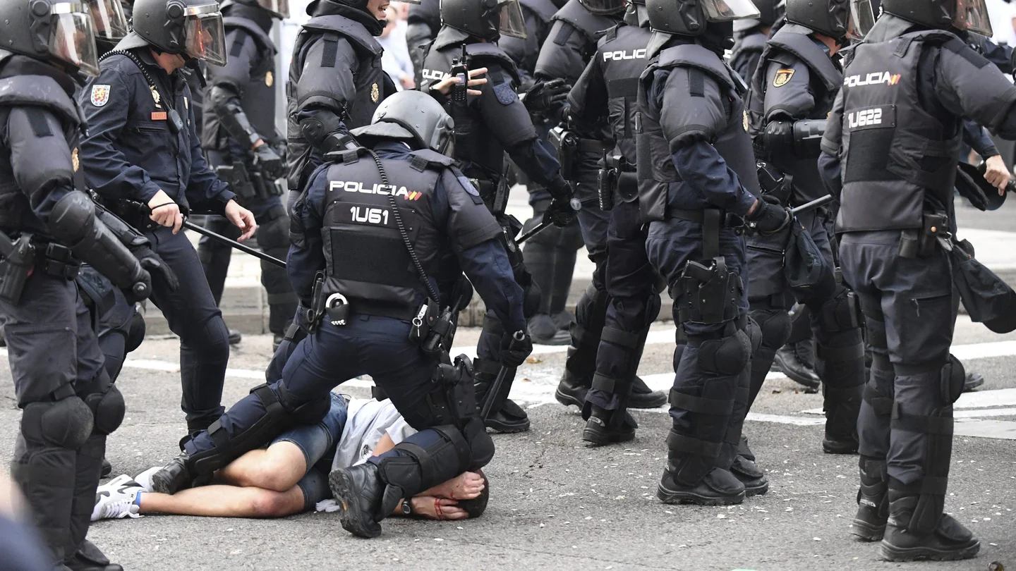 Altercados entre la Policía y ultras del Legia Altercados entre la Policía y ultras del Legia