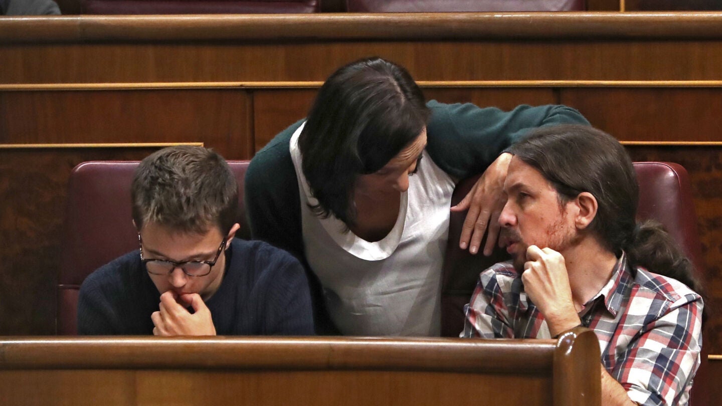 &Iacute;&ntilde;igo Errej&oacute;n, Carolina Bescansa y Pablo Iglesias, en el Congreso