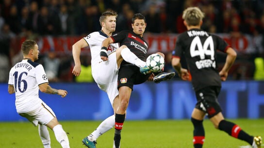 Chicharito puja por el bal&oacute;n