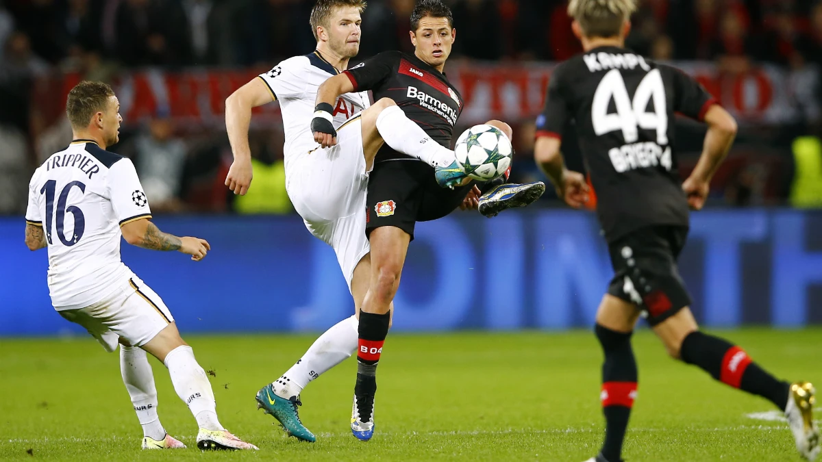 Chicharito puja por el balón