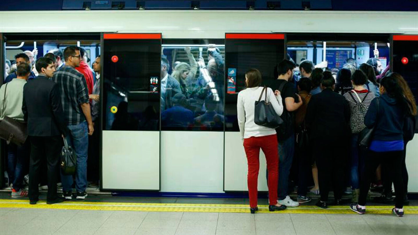 Un gran n&uacute;mero de viajeros en un vag&oacute;n de metro de Madrid