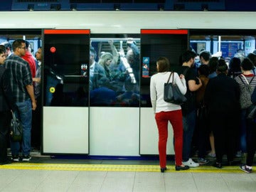 Un gran número de viajeros en un vagón de metro de Madrid Un gran número de viajeros en un vagón de metro de Madrid