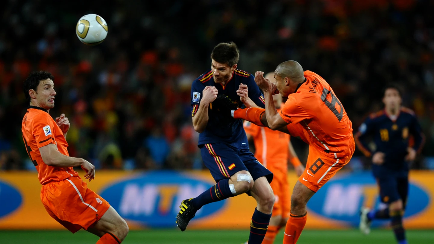 De Jong golpea en el pecho a Xabi Alonso De Jong golpea en el pecho a Xabi Alonso