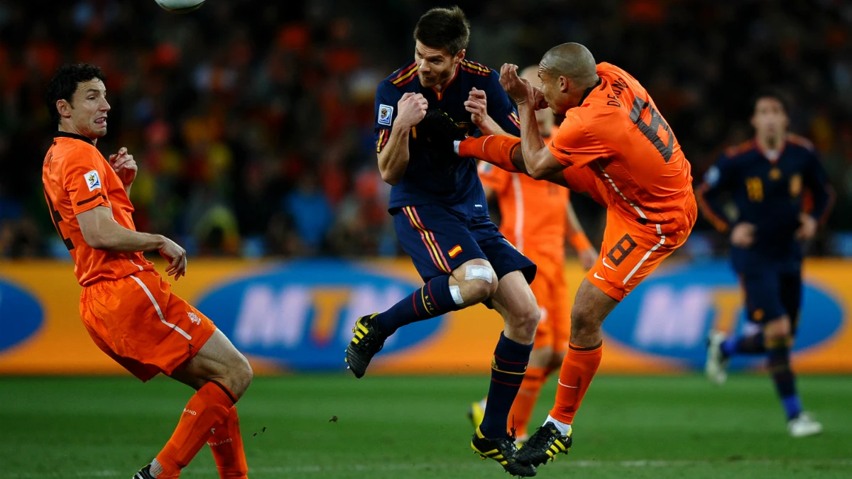 De Jong golpea en el pecho a Xabi Alonso