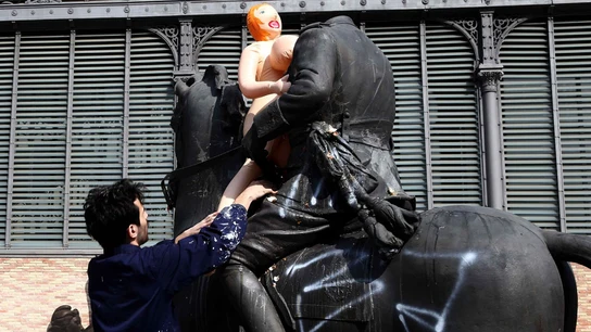 La estatua de Franco decapitado con una muñeca hinchable La estatua de Franco decapitado con una muñeca hinchable