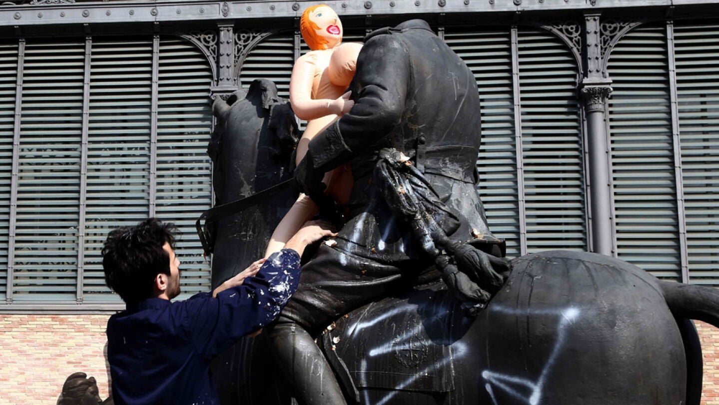 La estatua de Franco decapitado con una mu&ntilde;eca hinchable