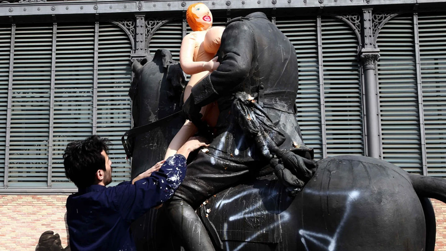 La estatua de Franco decapitado con una muñeca hinchable La estatua de Franco decapitado con una muñeca hinchable