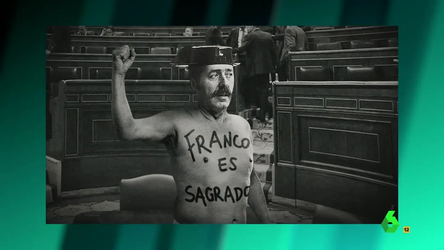 Un Guardia Civil semidesnudo en el Congreso para distraer al Hemiciclo Un Guardia Civil semidesnudo en el Congreso para distraer al Hemiciclo