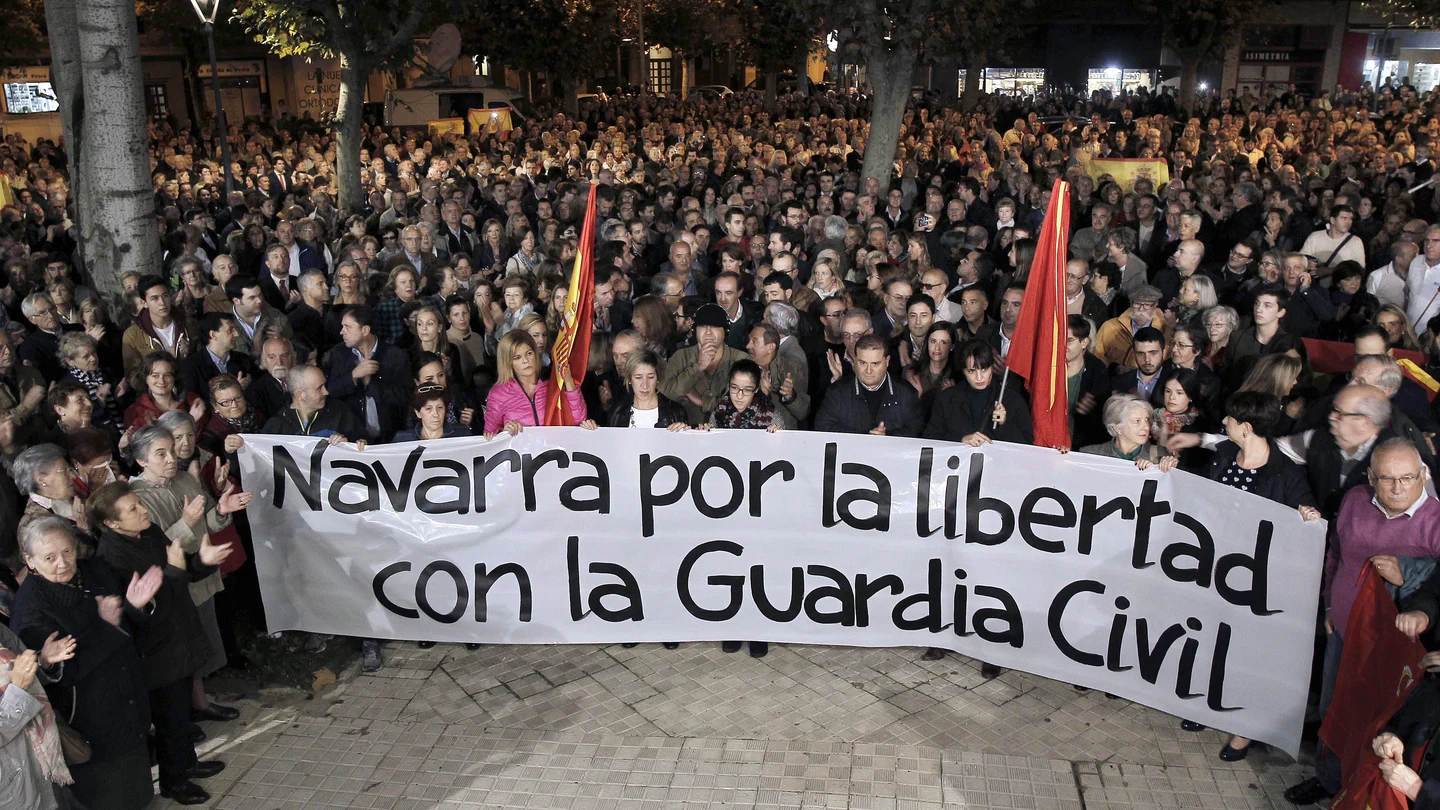 Cientos de personas se concentran en Pamplona en apoyo a la Guardia Civil Cientos de personas se concentran en Pamplona en apoyo a la Guardia Civil