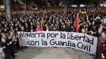 Cientos de personas se concentran en Pamplona en apoyo a la Guardia Civil