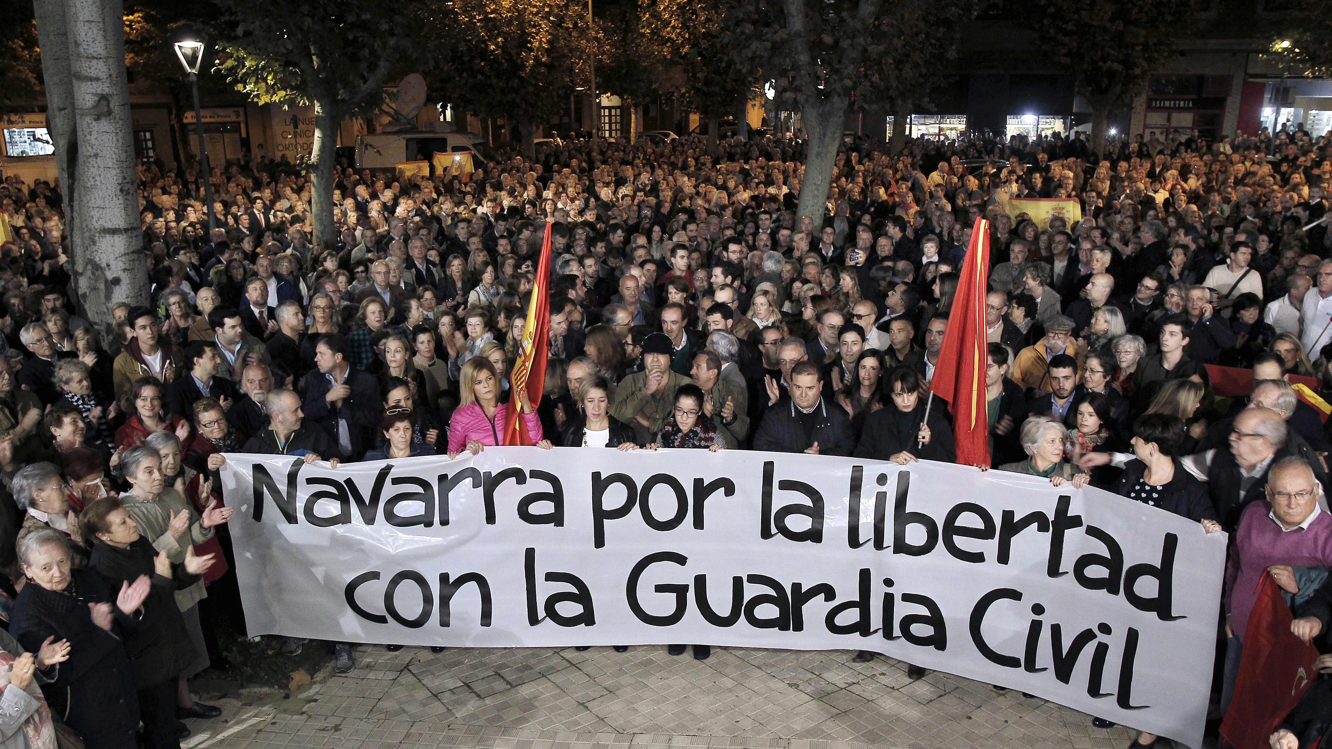 Cientos de personas se concentran en Pamplona en apoyo a la Guardia Civil