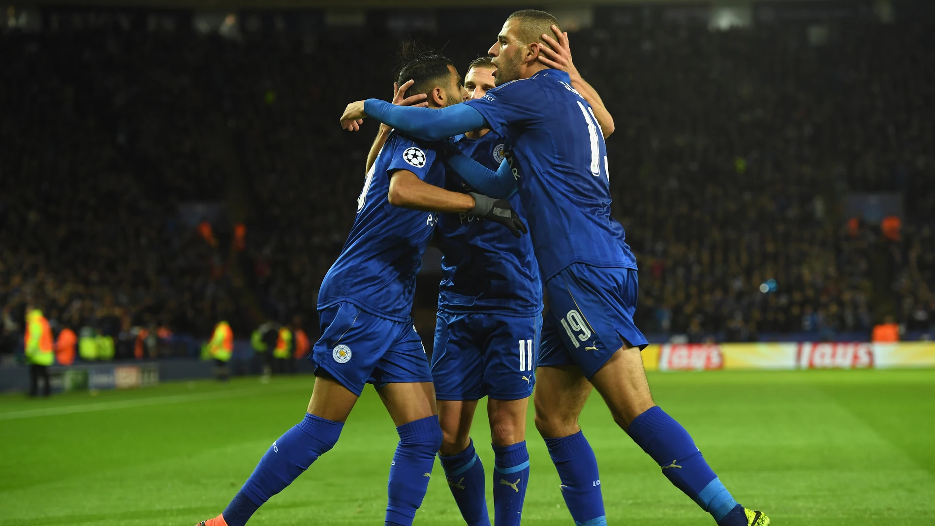 Los jugadores del Leicester celebran el gol de la victoria ante el Copenhague