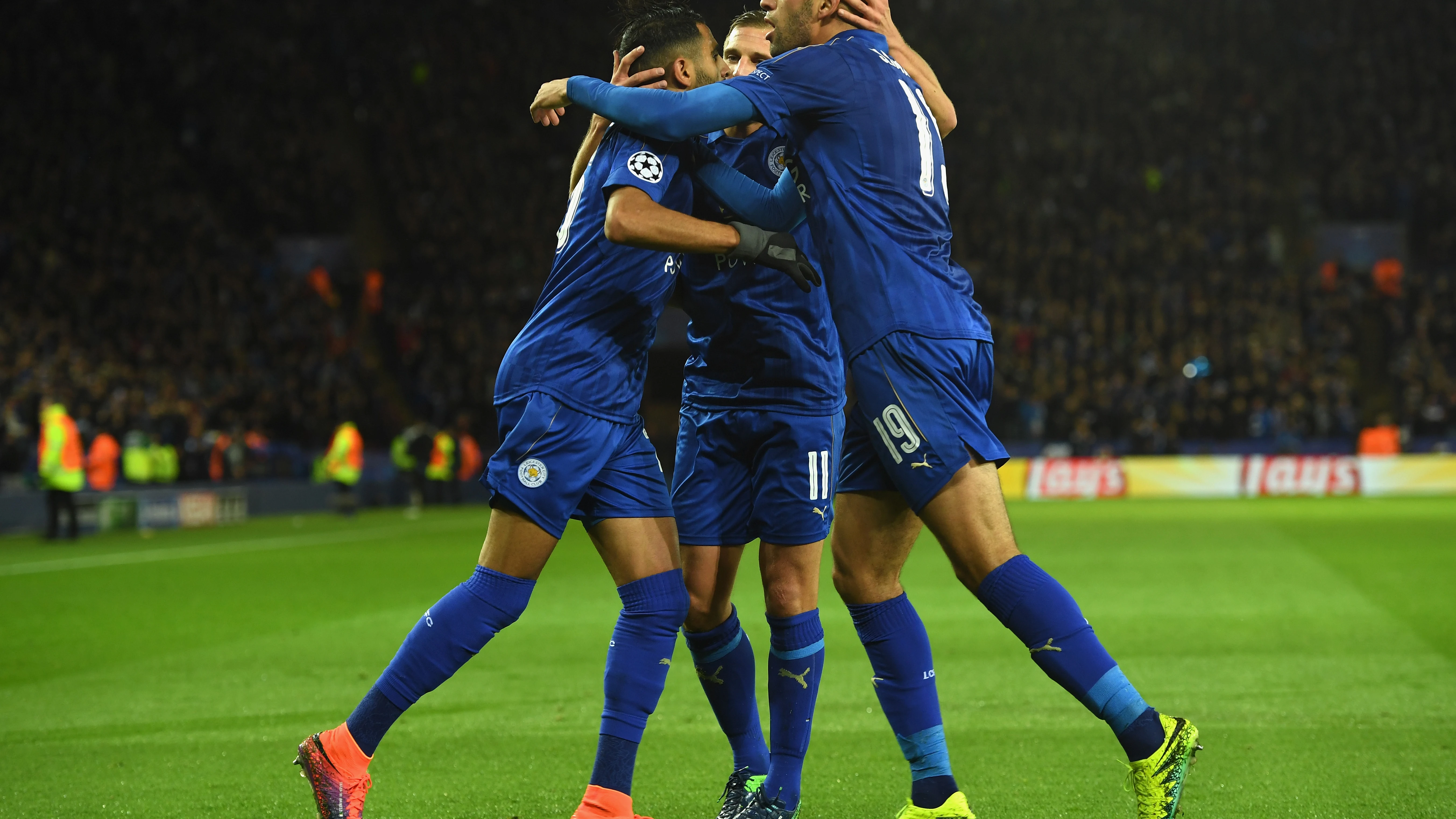 Los jugadores del Leicester celebran el gol de la victoria ante el Copenhague 