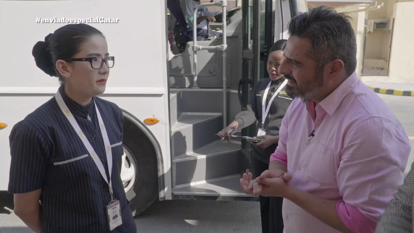Jalis de la Serna entrevista a una trabajadora que vive en un 'labor camp'