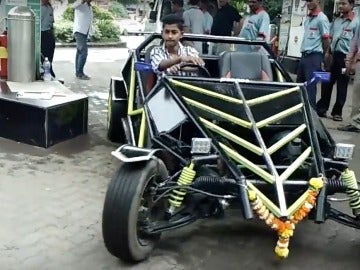 Prem Thakur conduce su buggy en La India