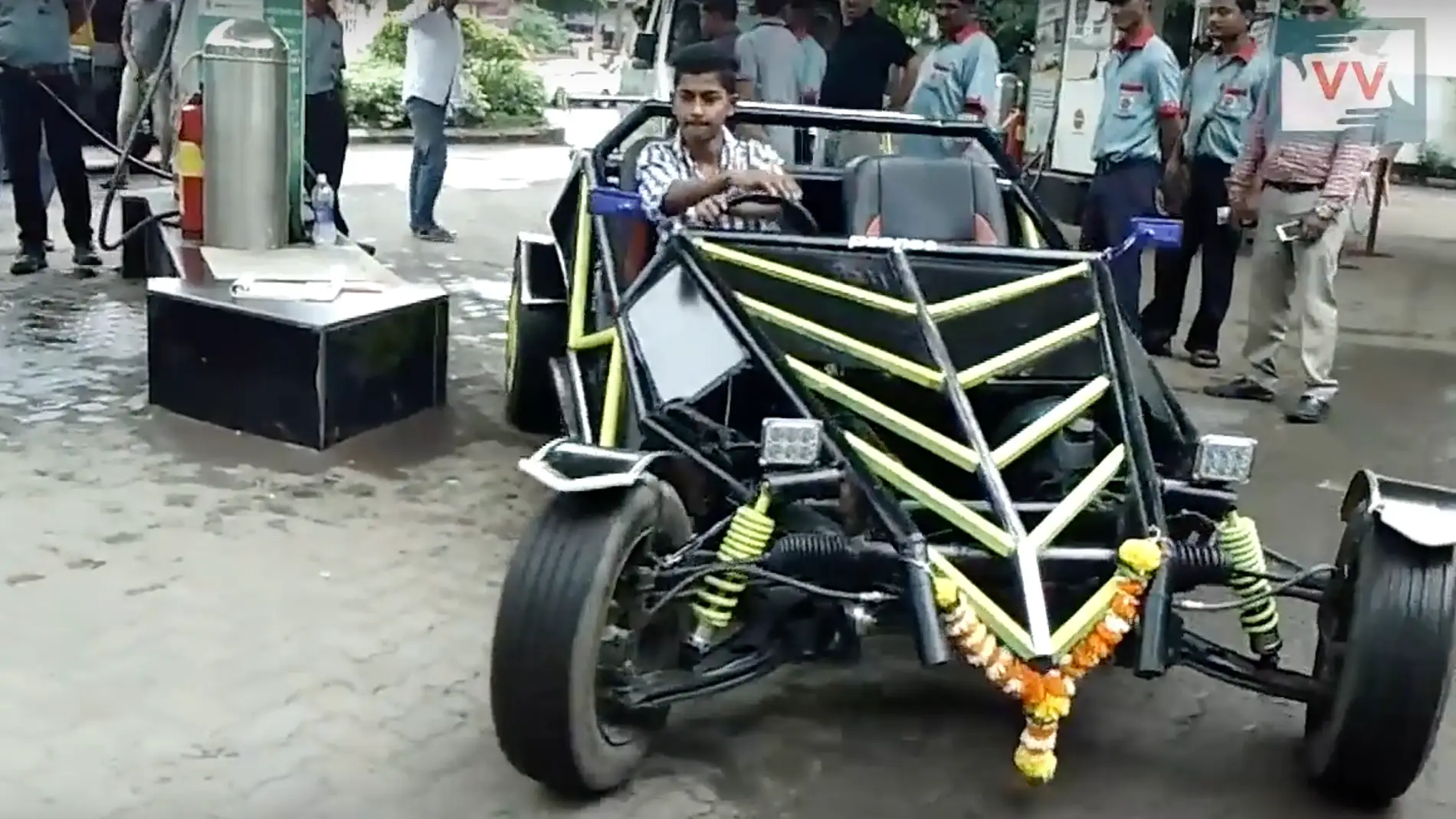 Prem Thakur conduce su buggy en La India