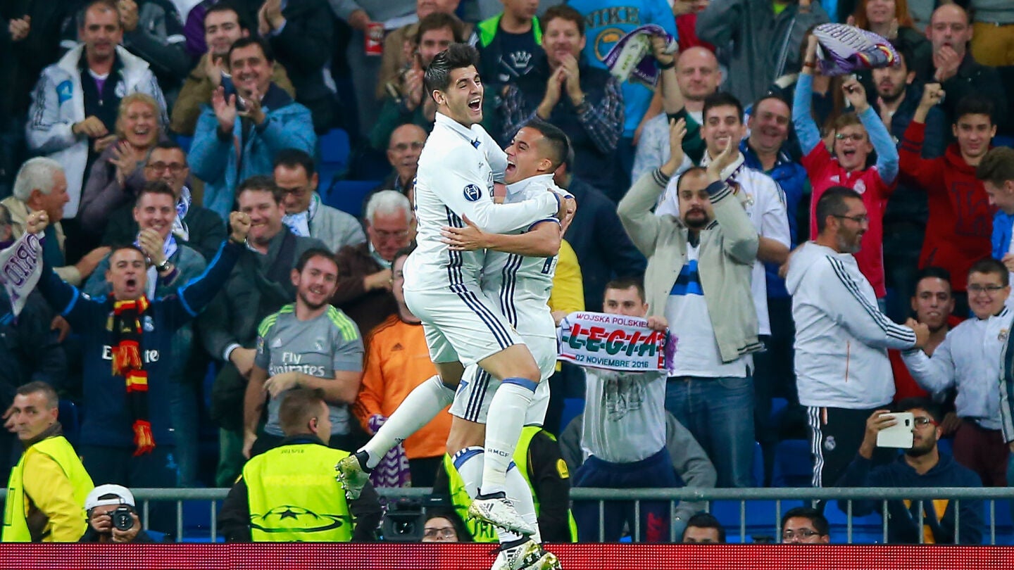 &Aacute;lvaro Morata y L&uacute;cas V&aacute;zquez abraz&aacute;ndose tras el gol del gallego 